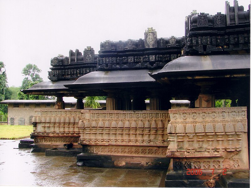 Berkas:Profile of Kedaresvara Temple mantapa at Balligavi.jpg