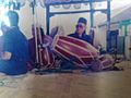 Ki dalang Andet Suanda sedang menabuh Kendang pada pagelaran tari Topeng Cirebon gaya Beber di Cianjur pada tahun 1994