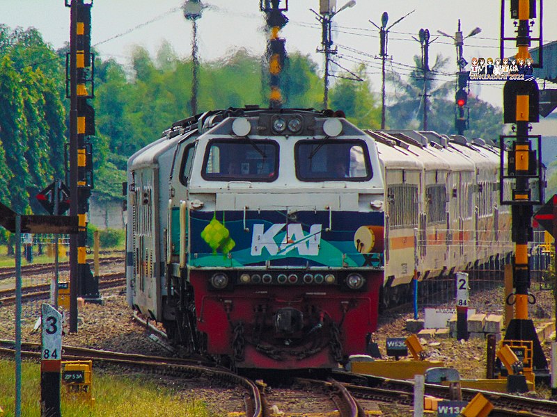 Berkas:Ciremai berangkat Stasiun Cikampek.jpg