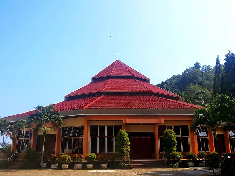 Berkas:Gereja St. Yohanes Rasul Kedaton Bandar Lampung.jpg