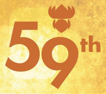 Lambang yang terbaca "59th" dengan lambang teratai di bagian atas dan latar belakang kuning keemasan