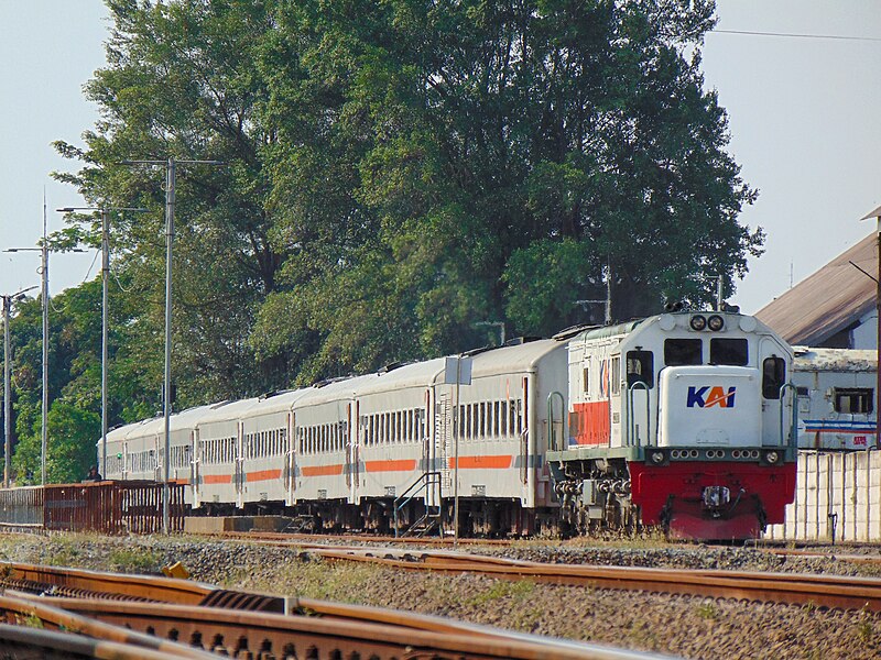 Berkas:Commuter Line Garut 388 di Stasiun Purwakarta.jpg