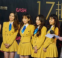 Crayon Pop di Golden Feather Awards 2017 di Taiwan Dari kiri sampai kanan: Geummi, Way, ChoA, Ellin