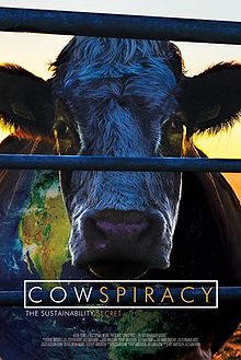 Sebuah poster film yang menampilkan seekor sapi dengan matahari tenggelam di latar belakangnya
