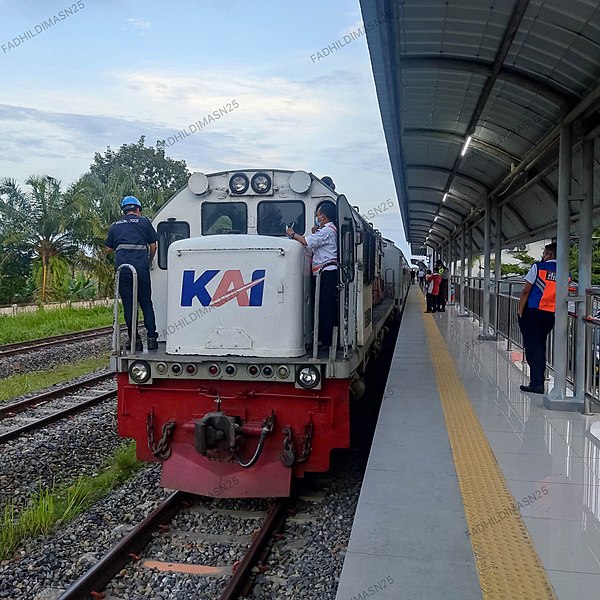 Berkas:Kereta api di stasiun.jpeg