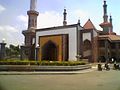 Masjid Raya At Taqwa Cirebon tampak menyerong.