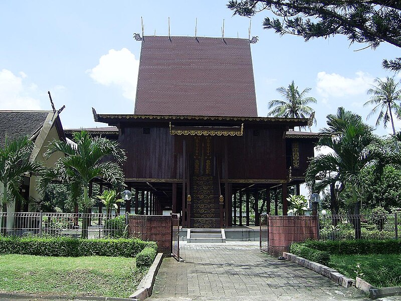 Berkas:Tampak Belakang Rumah Banjar.JPG