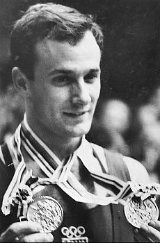 Franco Menichelli mostra le medaglie vinte alle Olimpiadi di Tokyo (1964)