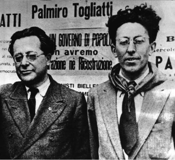 Foto in bianco e nero di Palmiro Togliatti e Pietro Secchia. Entrambi guardano in camera, indossano occhiali da vista, giacca e cravatta.