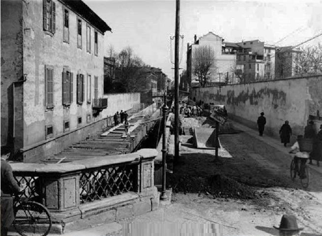 File:Interramento della Cerchia dei Navigli in via Francesco Sforza a Milano (2).jpg