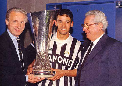 File:Juventus - Coppa UEFA 1993 - Giovanni Trapattoni, Roberto Baggio e Vittorio Chiusano.jpg