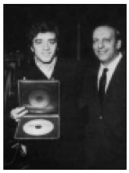 File:Mino Reitano riceve da Alfredo Rossi il disco d'argento per le 500.000 copie vendute di Una chitarra, cento illusioni (1969).jpg