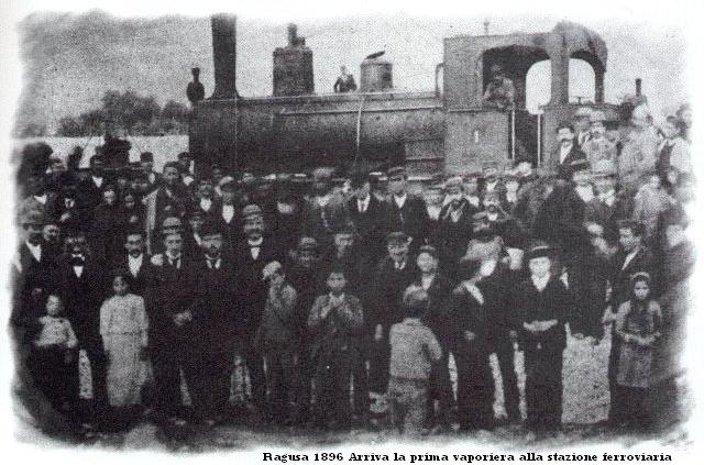 File:Ragusa 1896, prima locomotiva..jpg