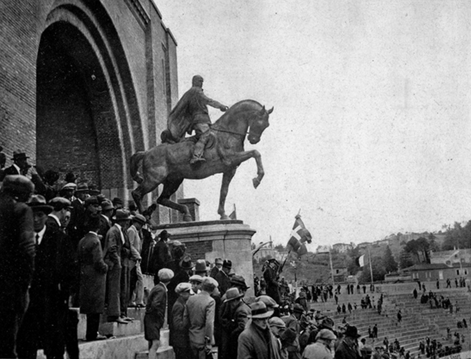 File:Stadio Littoriale-Dall'Ara Bologna statua Mussolini.jpg - Wikipedia