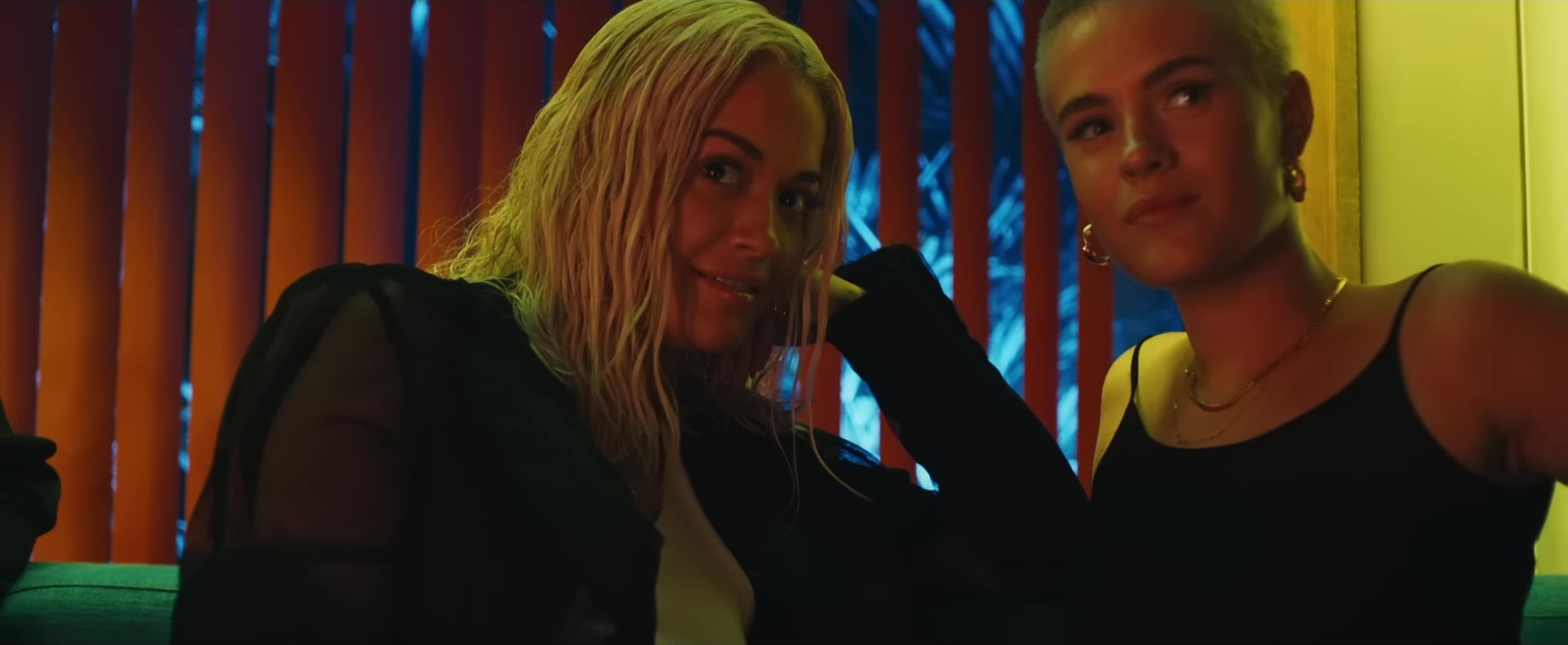 Rita ora love. Блондинка из клипа.