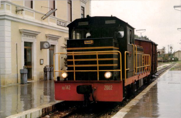 File:Locomotiva FS RD.142.2002.jpg