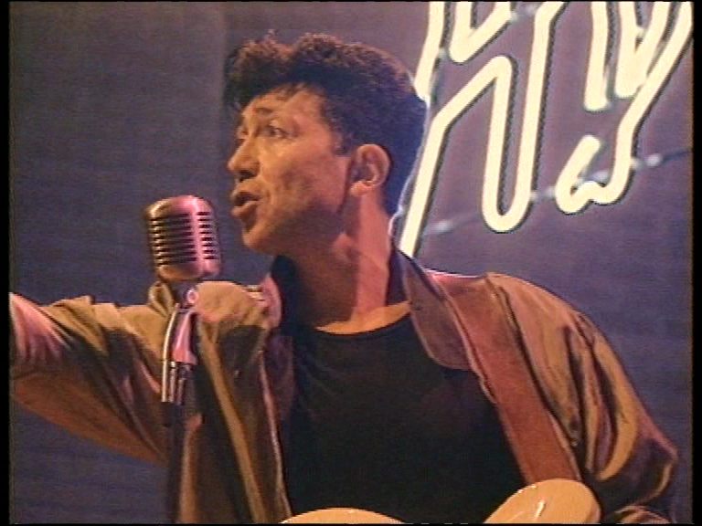 File:Screenshot Edoardo Bennato vhs Abbi dubbi LIVE 1991.png