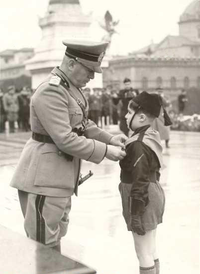 File:Mussolini con un "Balilla".png