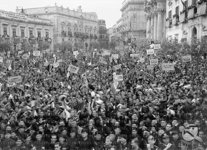 File:Mussolini a Siracusa folla Piazza Duomo 1937.jpeg