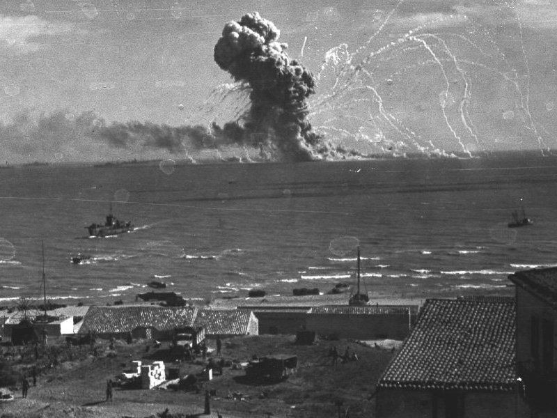 File:Bombardamento di Bari (1943) - 7.jpg