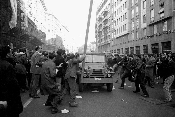 File:Camionetta forza corteo Milano 19691129.jpg