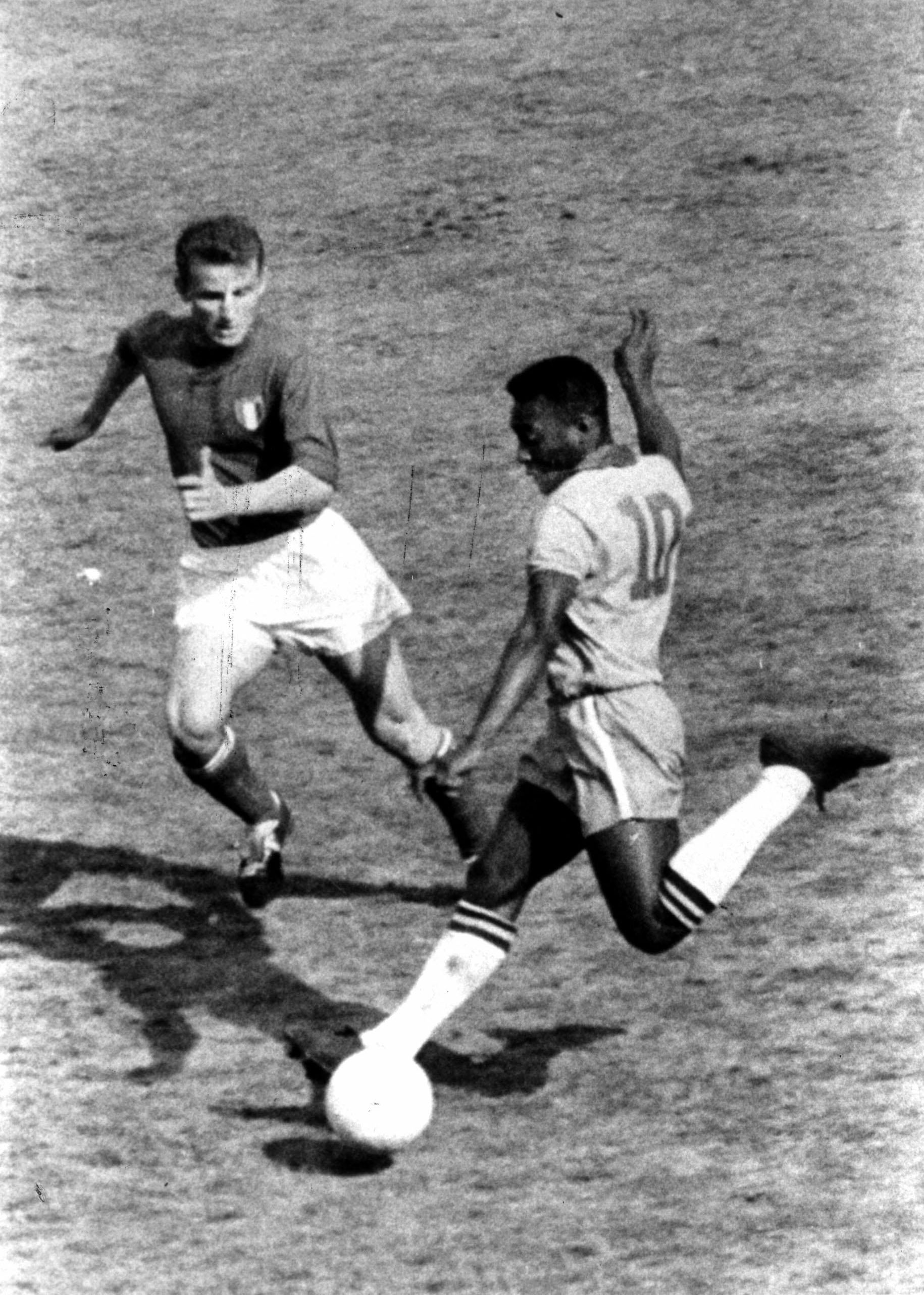 File:Italia-Brasile 3-0, Milano, 12 maggio 1963, Trapattoni e Pelé ...