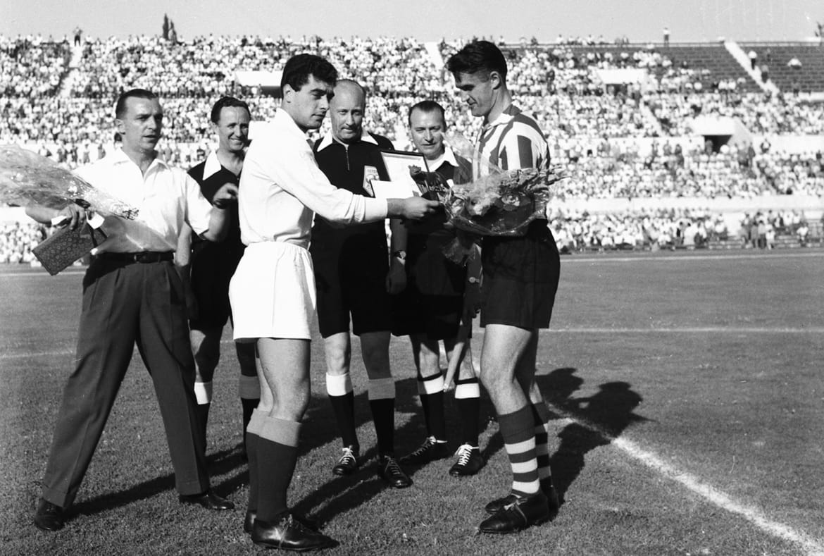 Giorgio Carpi, il primo a sinistra, nei panni di allenatore nella sfida contro il Vojvodina. Fonte: Wikipedia.