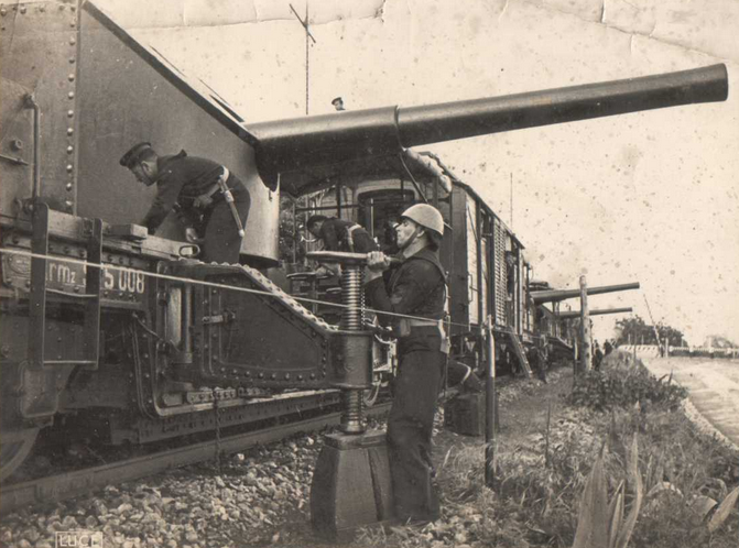 File:Treno armato 152-40 su carro poz.PNG