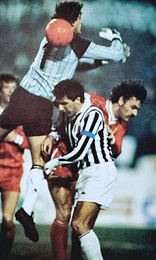 Bodini difende la porta juventina nella vittoriosa Supercoppa UEFA 1984, svettando sul compagno di squadra Scirea e sul rivale Wark del Liverpool