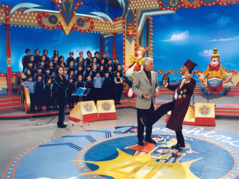 File:41° Zecchino d'Oro (1998) - Il piccolo Coro, Sabrina Simoni, Cino Tortorella e Giorgio Comaschi.png