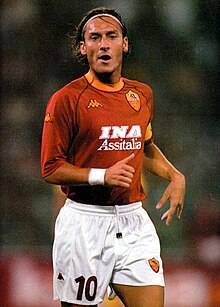 Totti capitano della Roma campione d'Italia 2000-2001.