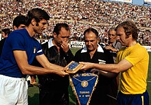 Moore assieme a Giacinto Facchetti nel 1973, prima di un'amichevole a Torino contro l'Italia