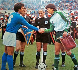 Itálie vs Mexiko (Řím, 1984) - Gaetano Scirea, Alfredo Tena.jpg