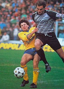 Rossi (a destra) al Cesena nel 1989, in azione da sweeper-keeper sullo juventino Rui Barros