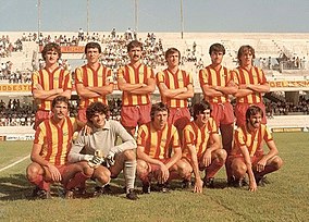 Una formazione del Benevento nella stagione 1982-1983 in cui i giocatori indossano la classica maglia palata giallorossa.