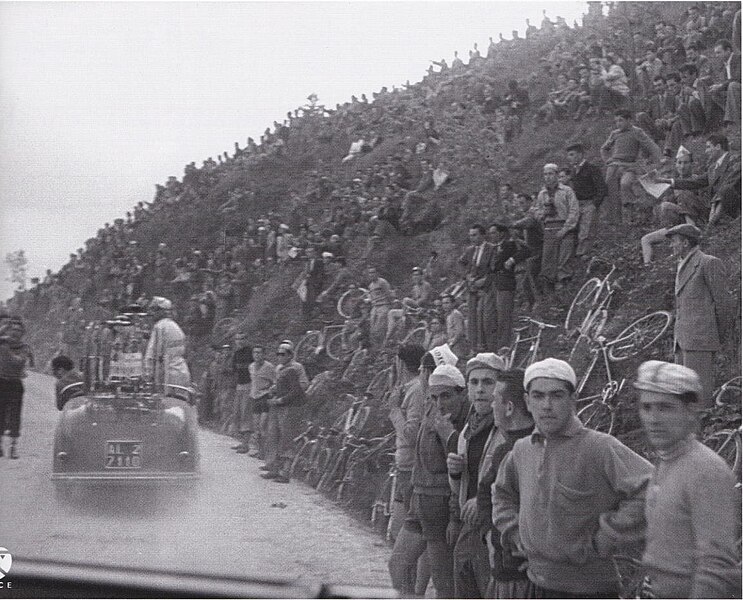 File:Tifosi Giro Romagna 1951.jpeg