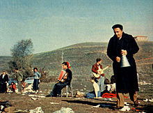 Fellini durante le riprese delle Notti di Cabiria 1956