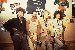 Deacon, Freddie Mercury, Roger Taylor e Brian May, la formazione storica dei Queen, al Festival di Sanremo 1984