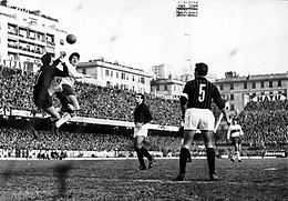 Meroni in azione al Genoa nel 1964, mentre impegna il portiere milanista Balzarini