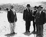 18 agosto 1924 – i deputati socialisti unitari Enrico Gonzales, Filippo Turati e Claudio Treves alla Quartarella per rendere onore alla salma di Matteotti.