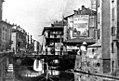 Il Naviglio di San Gerolamo e il ponte dei Fabbri, che collegava le moderne via Cesare Correnti e corso Genova, nel 1890, poco prima dell'interramento