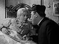 Mrs.Cristina (Sylvie) med Don Camillo (Fernadel) i en scen.