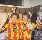 Graeme Rutjes e Marc Emmers del Mechelen dopo la semifinale della Coppa delle Coppe 1987-1988