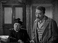 Don Camillo (Fernandel) con il Bezzi (Umberto Spadaro) in una scena, mentre discute con Peppone per il terreno del mezzadro Tasca.