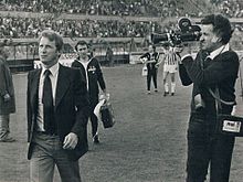 Trapattoni ripreso dalle telecamere Rai mentre esce dal Comunale di Torino a fine anni 1970.