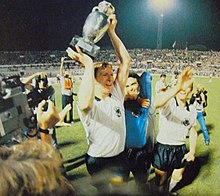 Hrubesch, con la maglia della Germania Ovest, solleva allo stadio Olimpico di Roma la Coppa Henri Delaunay dopo la vittoria del campionato d'Europa 1980.