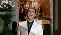Marcello (Christian De Sica) canta al matrimonio