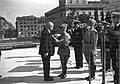 Vittorio Emanuele III consegna una medaglia d'oro a un uomo all'Altare della Patria alla presenza di Benito Mussolini (10 giugno 1942)
