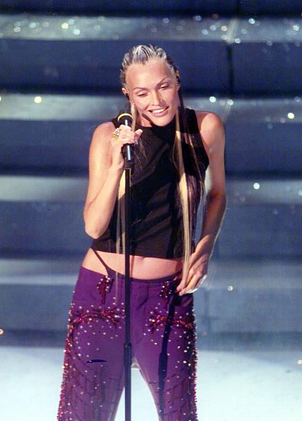 File:Anna Oxa - Festival di Sanremo 1999.jpg