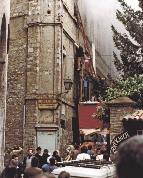 File:Incendio del Palazzo del Vignola (Todi, 1982).webp